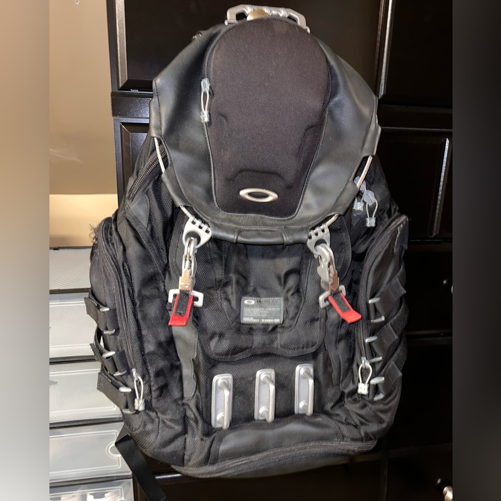 Oakley Bathroom Sink Backpack